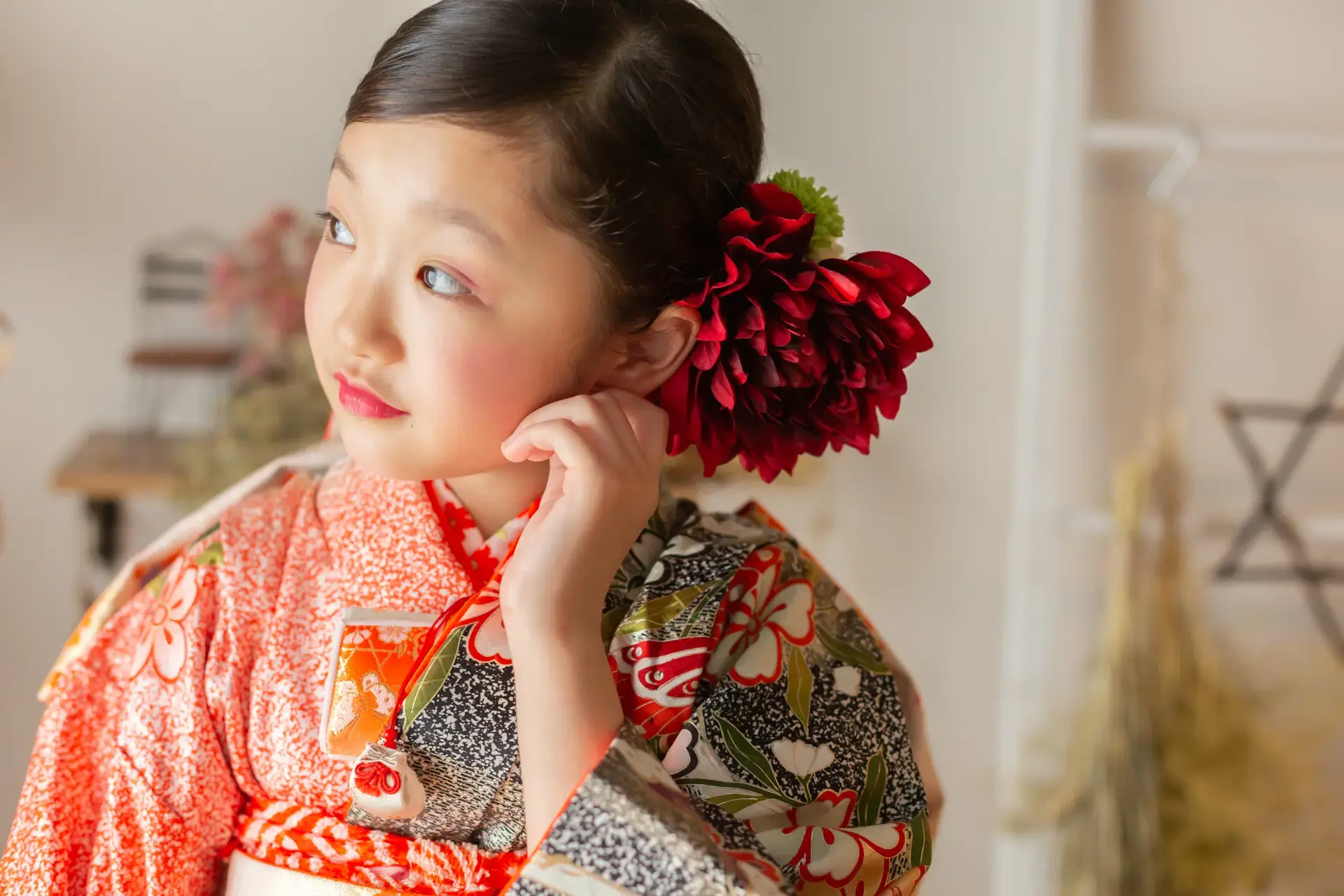 赤い髪飾りと晴れ着を身につけた七五三の女の子