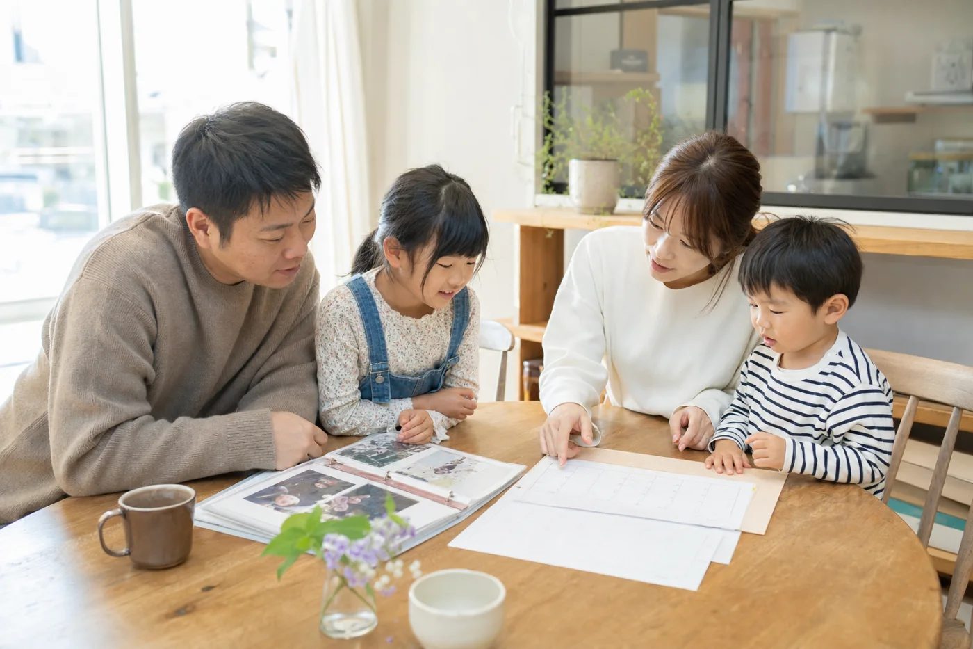 七五三の年齢や参拝日を家族で相談する様子