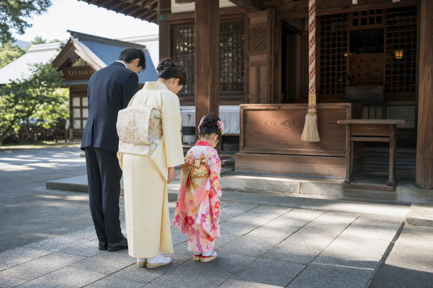 七五三でご祈祷を受けずに拝殿へ参拝する家族