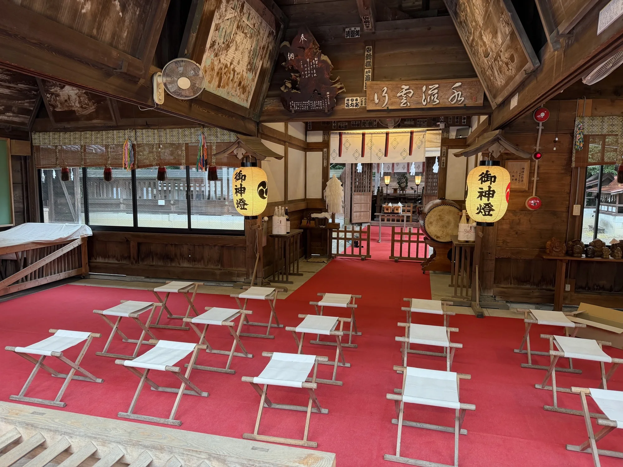 上之雷電神社の拝殿内とご祈祷の参列席