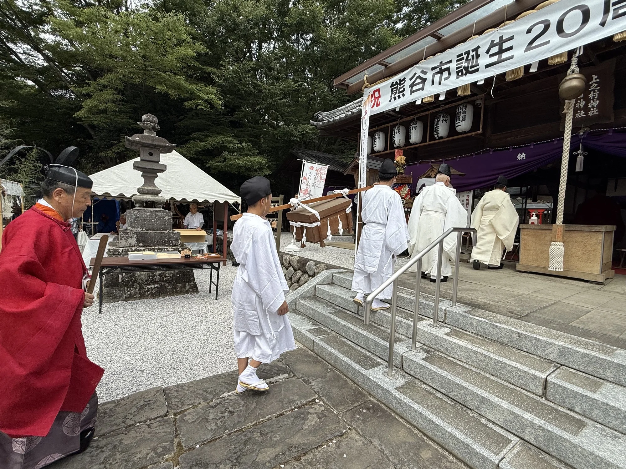 上之雷電神社の例大祭で拝殿へ参進する神職