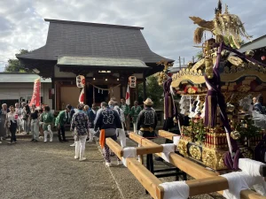 神奈川県綾瀬市の熊野社で行われる例大祭の神輿
