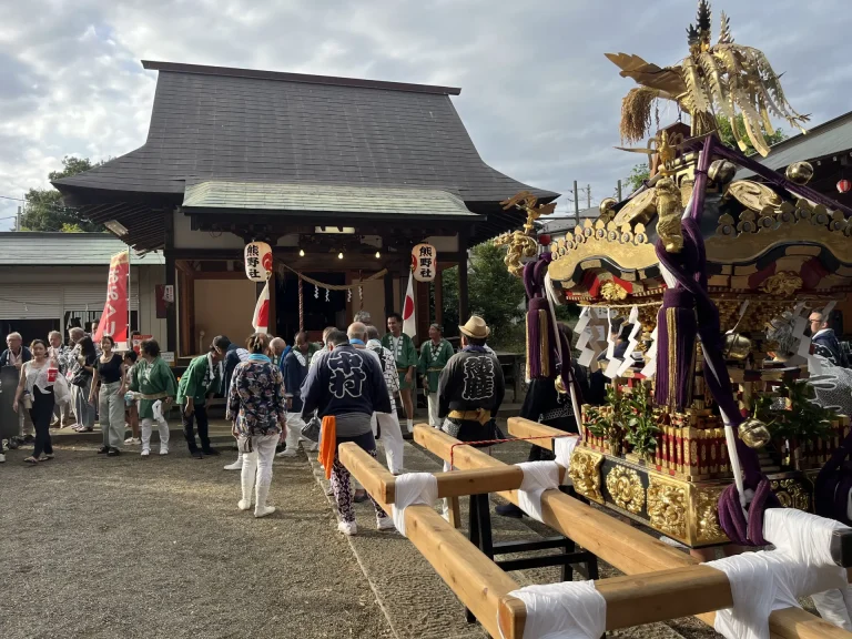 神奈川県綾瀬市の熊野社で行われる例大祭の神輿