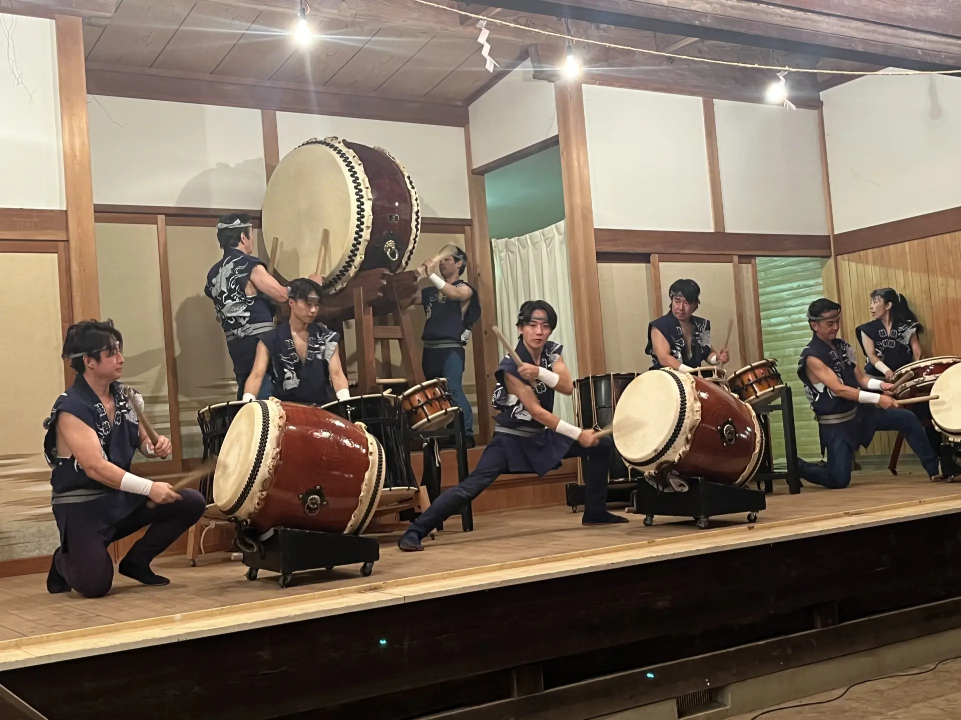 神奈川県綾瀬市の熊野社で奉納太鼓を演奏する人々