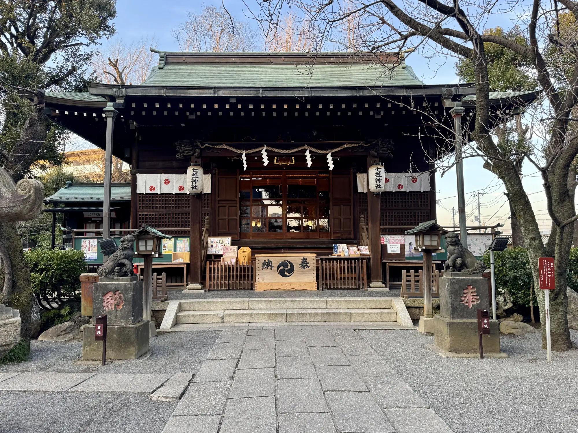 正面から見た七社神社の社殿
