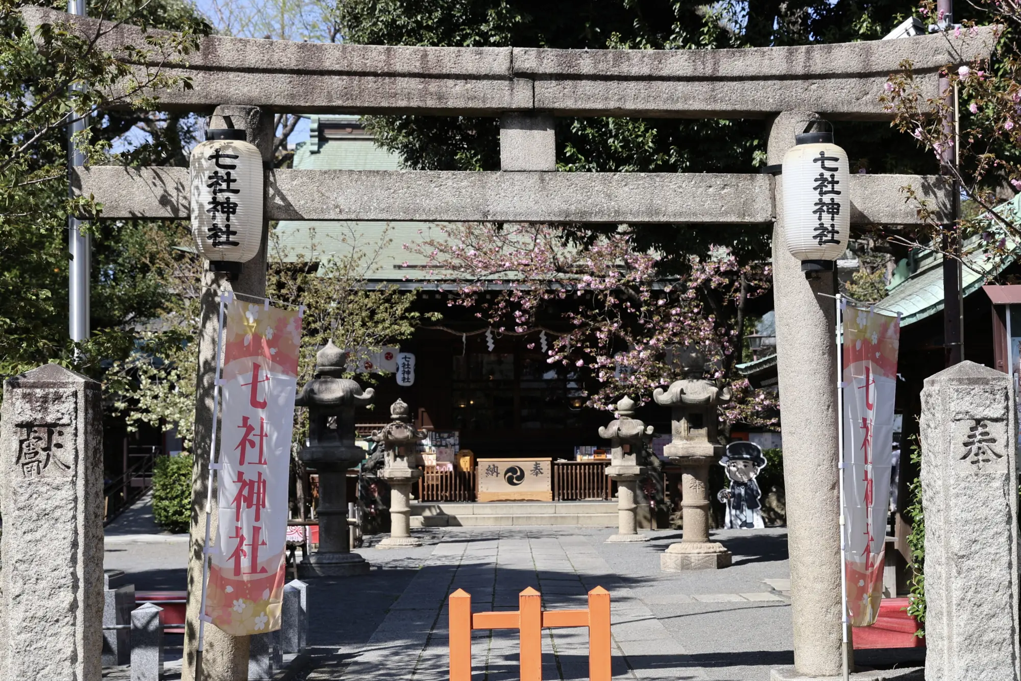 七社神社の石鳥居と境内