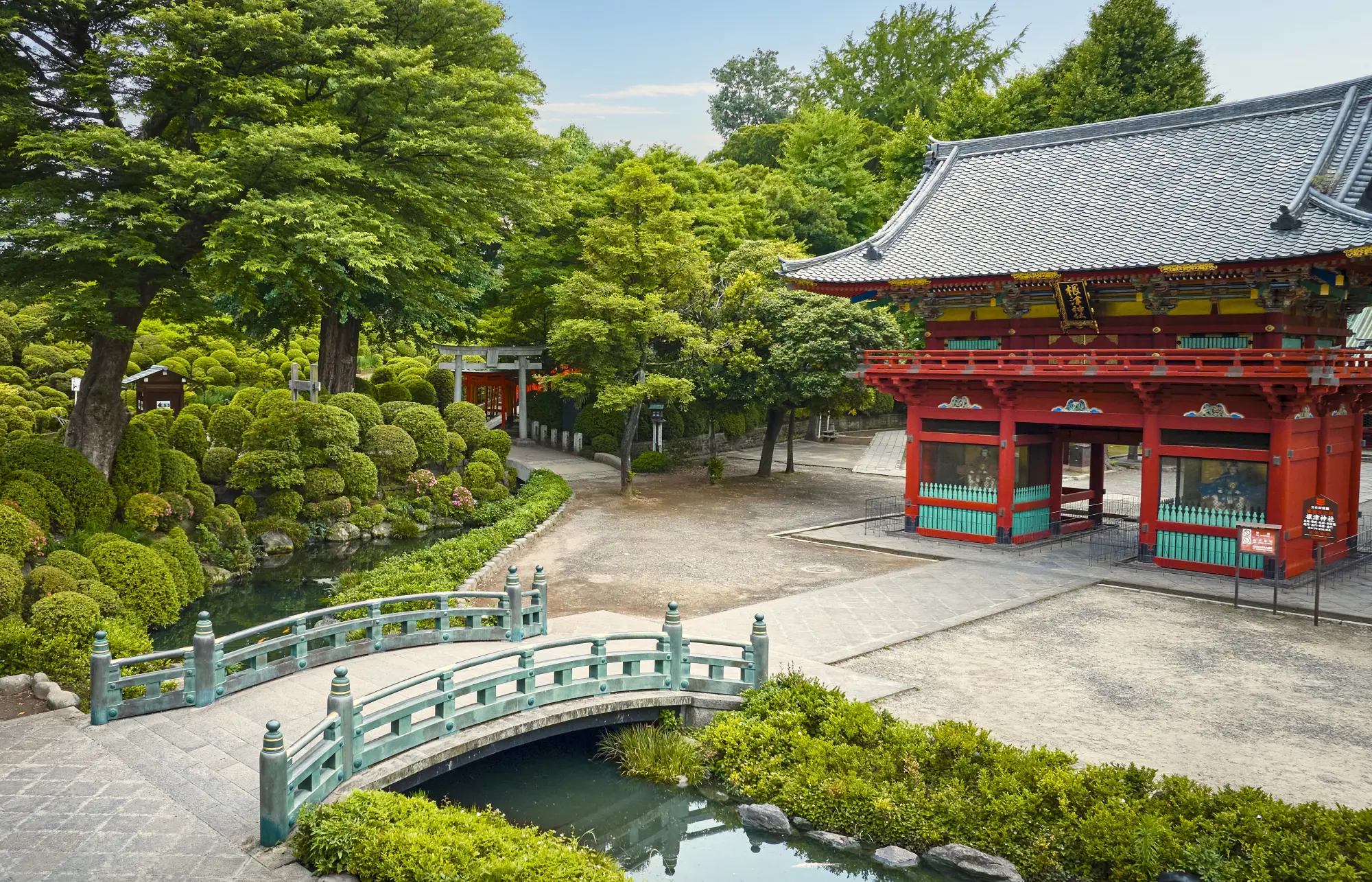 根津神社の楼門と緑豊かな神苑