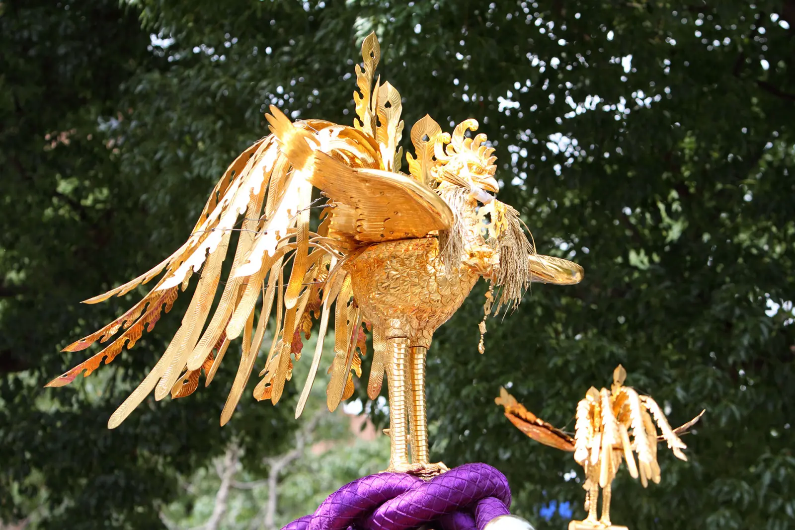 お三の宮日枝神社の大神輿「千貫みこし」を飾る金色の鳳凰
